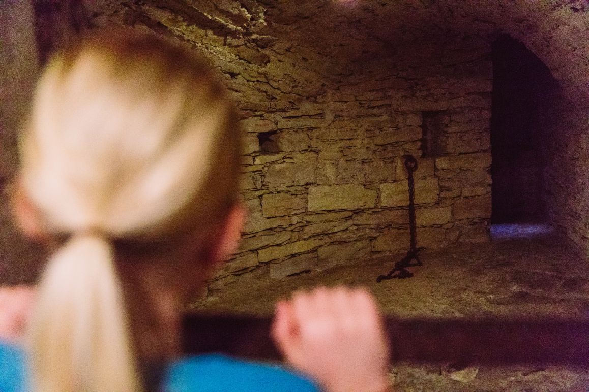 Hinter Schloss und Riegel